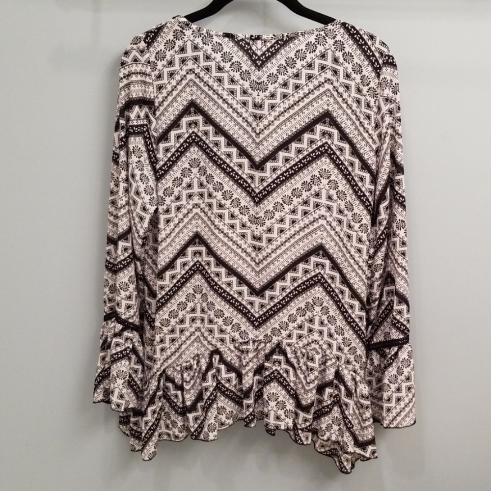About A Girl Black and White Long Sleeve Top in L - Picture 8 of 8